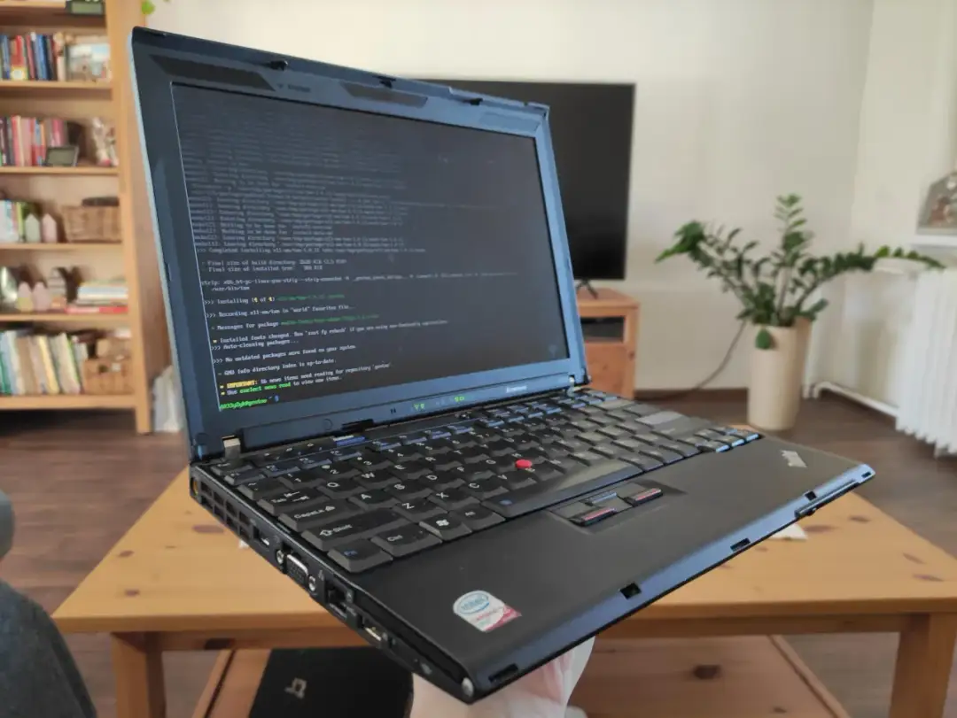 Stary laptop zwalnia? Wybierz system, który go ożywi po 2025!