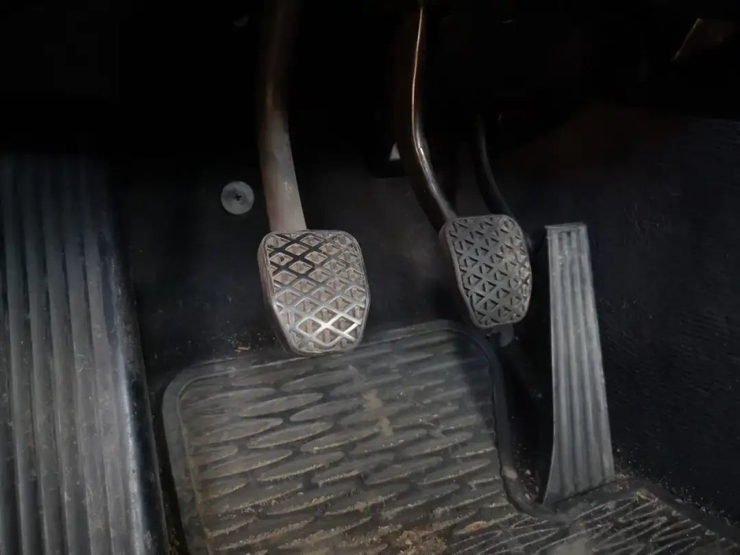 Jak hamować samochodem ze sprzęgłem, aby uniknąć niebezpieczeństw na drodze