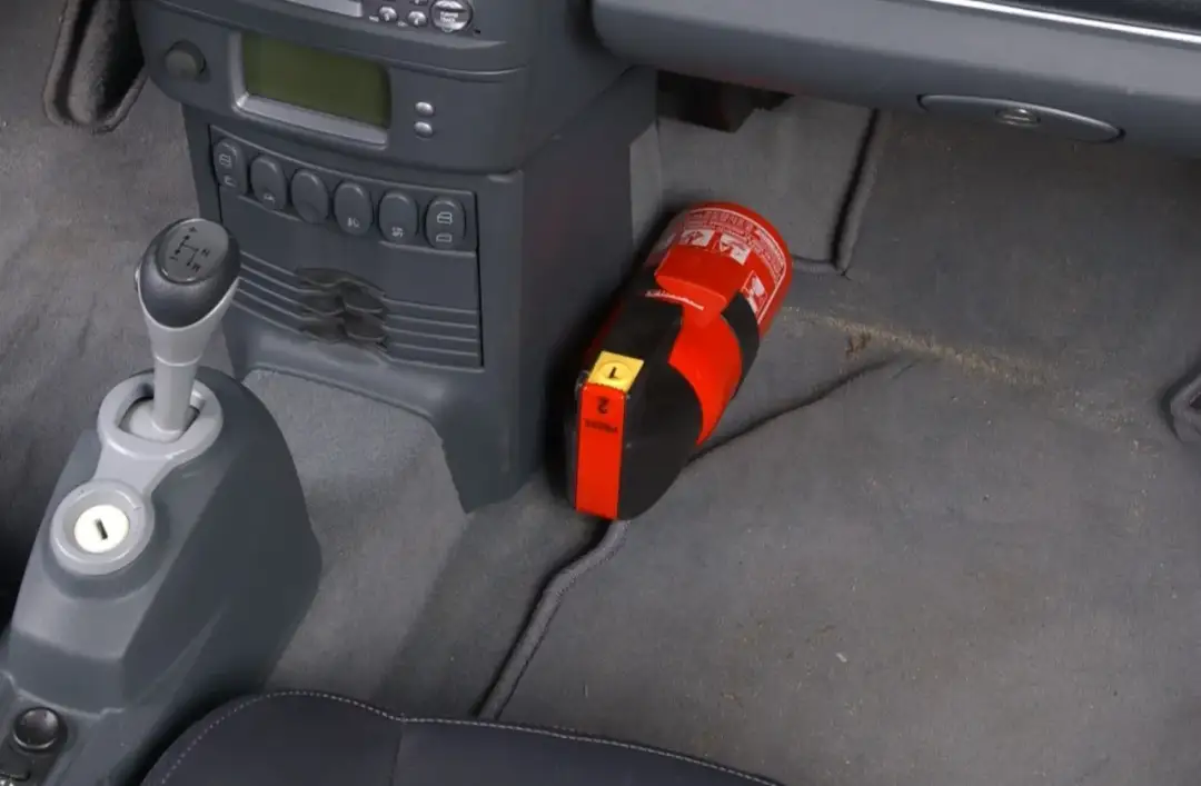 Czy gaśnica jest obowiązkowa w samochodzie? Sprawdź, co grozi za brak