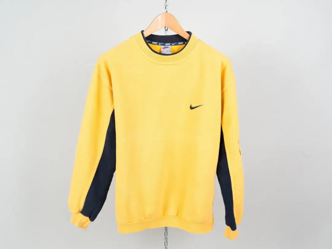 Gdzie kupić bluzy Nike vintage: najlepsze miejsca i porady na zakupy