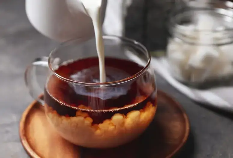 Jak zaparzyć idealną herbatę z hibiskusa? Przepis i korzyści