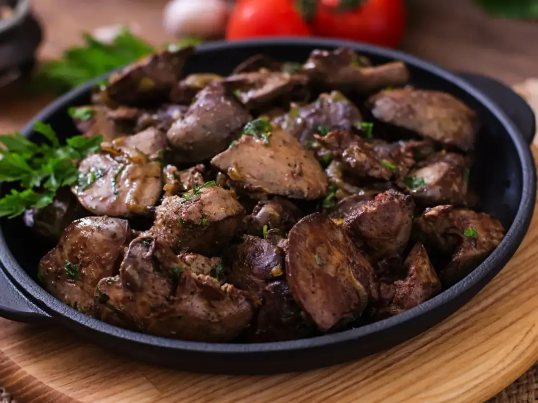 Jak gotować wątróbkę drobiową, by była soczysta i smaczna