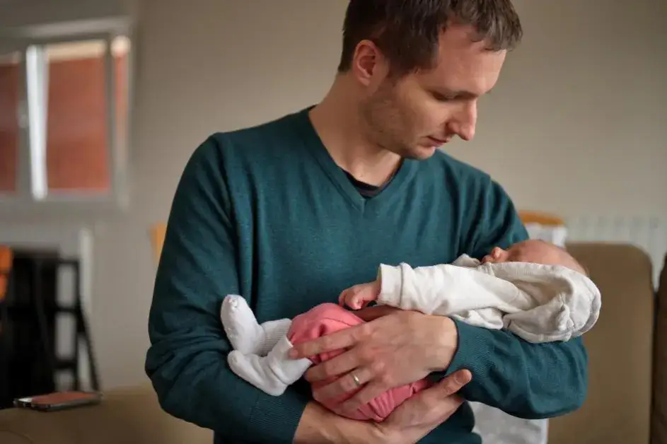 Jaki urlop po urodzeniu dziecka dla ojca? Poznaj swoje prawa i możliwości