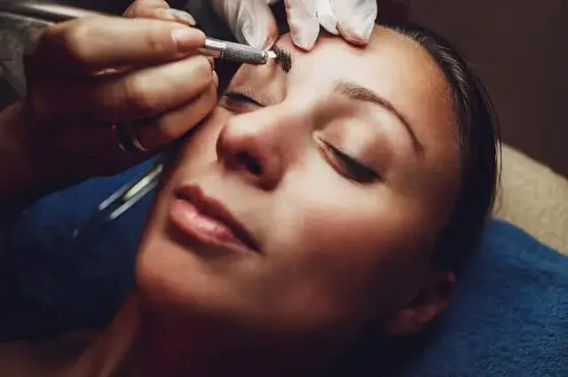 Utrata brwi i rzęs po chemioterapii: Czy to nieuniknione? Porady.