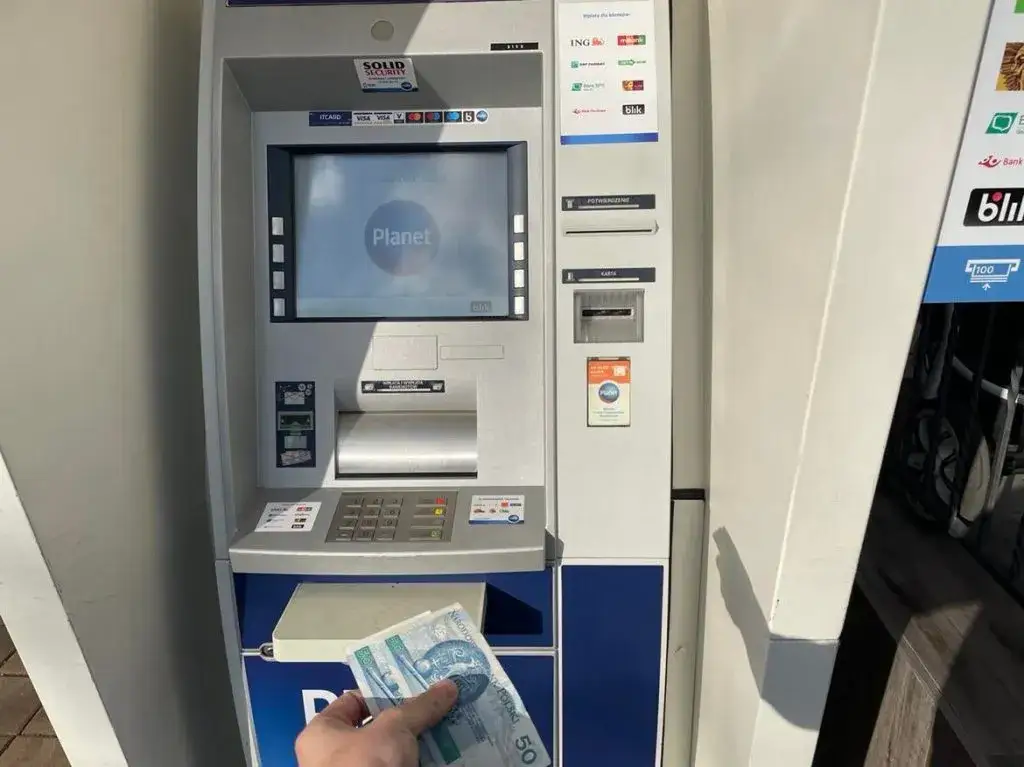 Jak działa wpłatomat Pekao? Prosty sposób na szybkie wpłaty gotówki