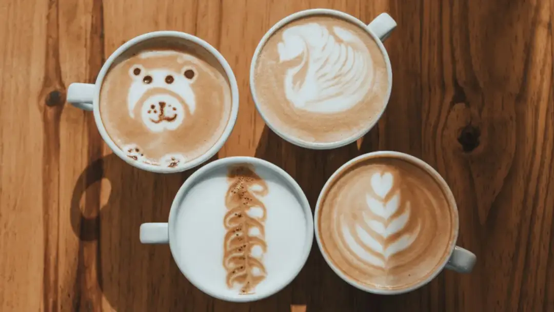 Jak ubić mleko do kawy? Sekrety baristy dla idealnej pianki w domu