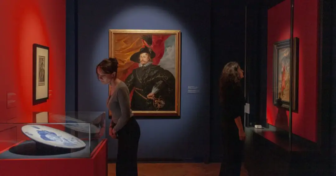 Wrocław wystawa malarstwa: kobiety podziwiają portret szlachcica i inne dzieła sztuki w muzeum.