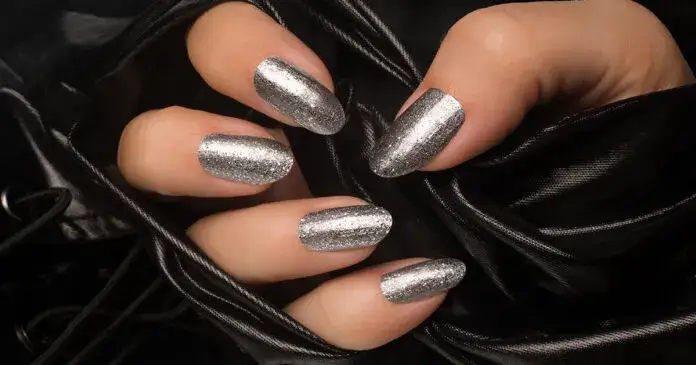 Paznokcie ze srebrnym akcentem: subtelny błysk czy wyrazisty akcent?