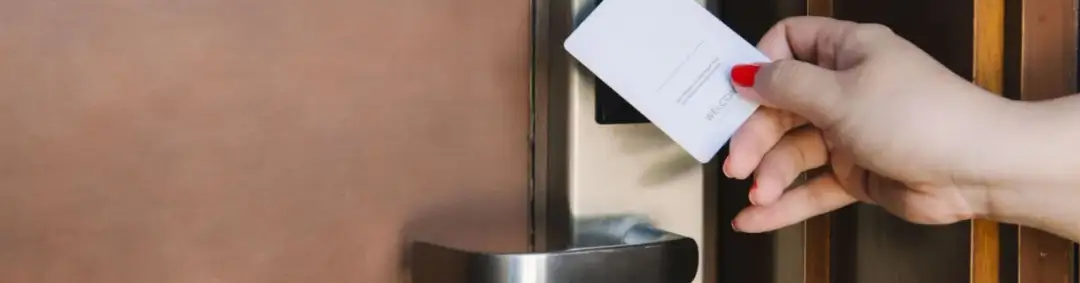 Czy wychodząc z hotelu zostawia się klucz? Poznaj ważne zasady