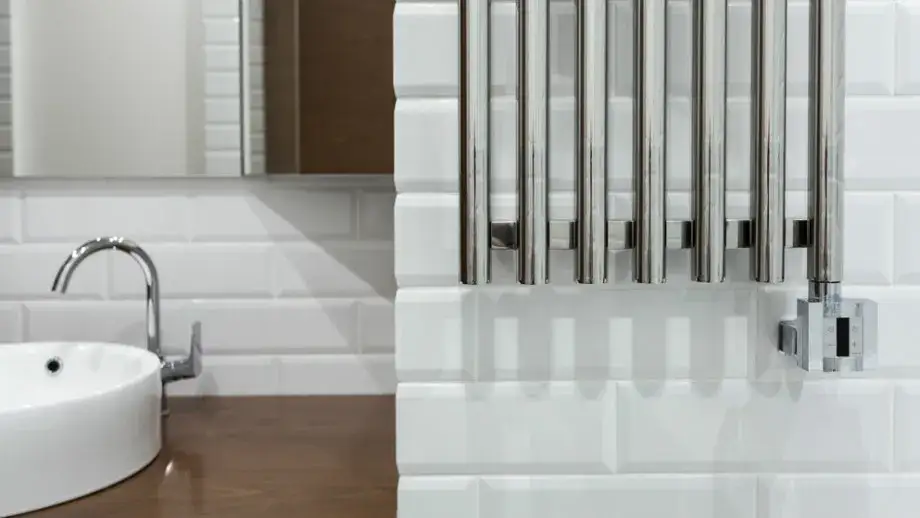 Jak zamontować grzejnik łazienkowy bez błędów i zbędnych kosztów