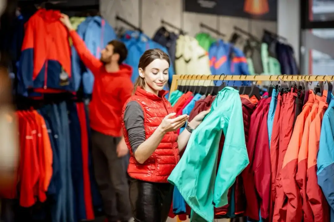 Jak wybrać idealny outfit na narty? Kompletny przewodnik po stroju narciarskim