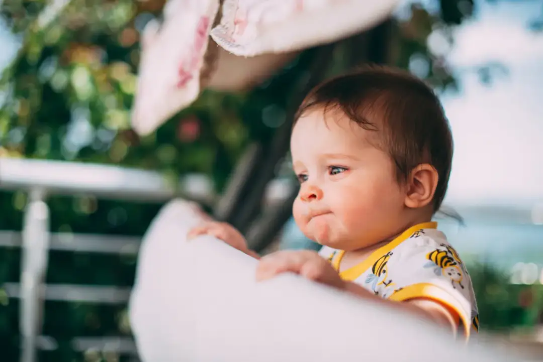 Dlaczego niemowlak budzi się co godzinę? Sprawdzone sposoby na spokojny sen