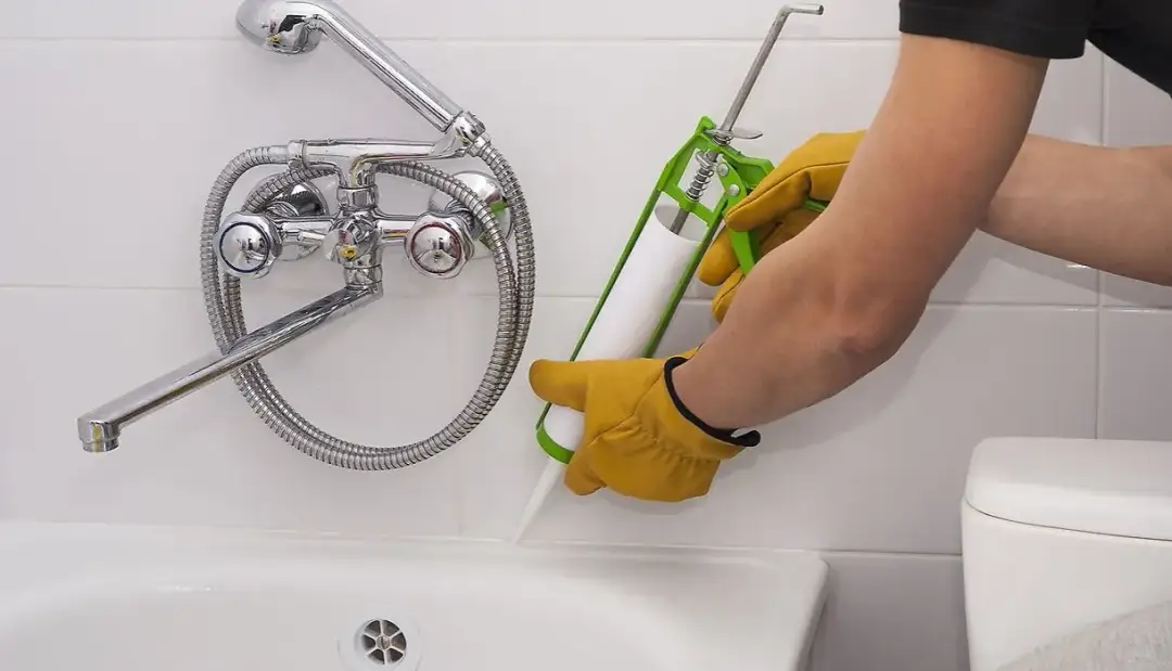 Skuteczne sposoby na to, czym wyczyścić silikon z kafelek bez uszkodzeń