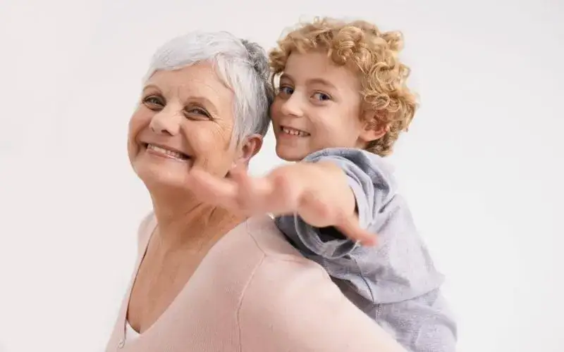 Jak zatrudnić babcię do opieki nad wnukiem i uniknąć problemów prawnych