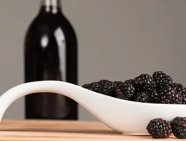 Jak zrobic wino z jeżyn - prosta receptura na domowe wino