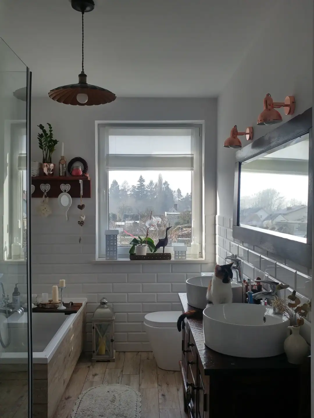 Jak udekorować okno w łazience: 8 praktycznych pomysłów