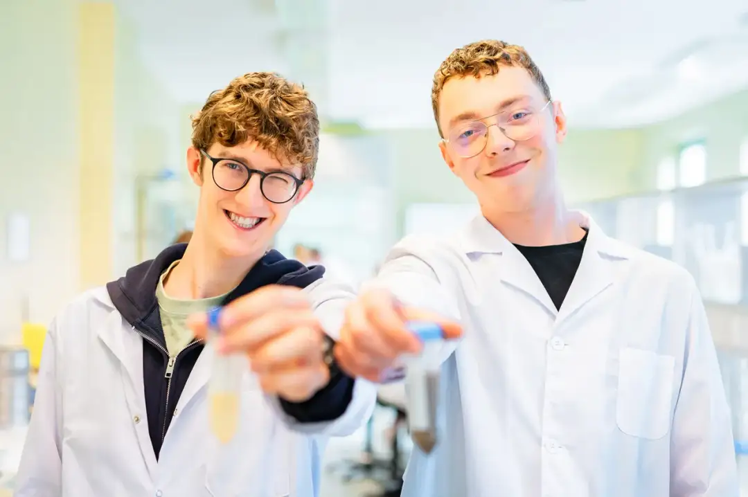 Jakie studia są potrzebne do pracy w laboratorium? Odkryj wymagania