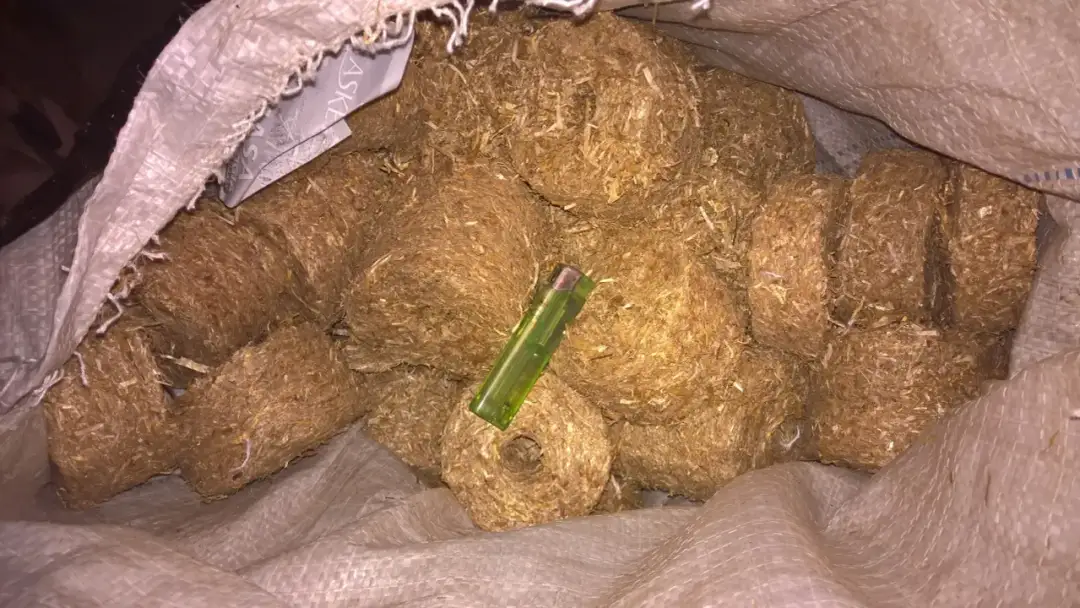 Jak zrobić brykiet ze słomy? Kompletny przewodnik DIY