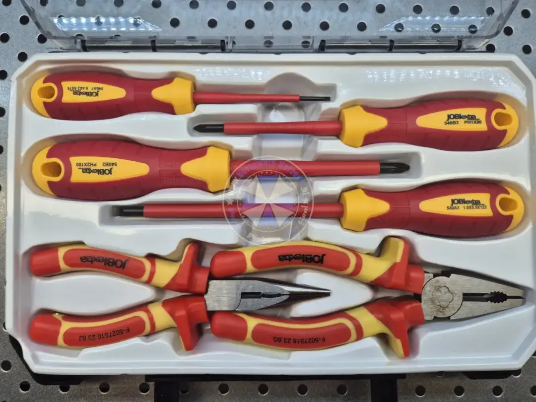 Zestaw narzędzi elektryka: Co musisz mieć? Od VDE po PV