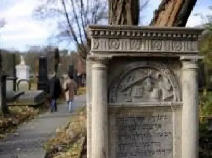 Ile jest cmentarzy w Warszawie? Odkryj ich znaczenie i historię