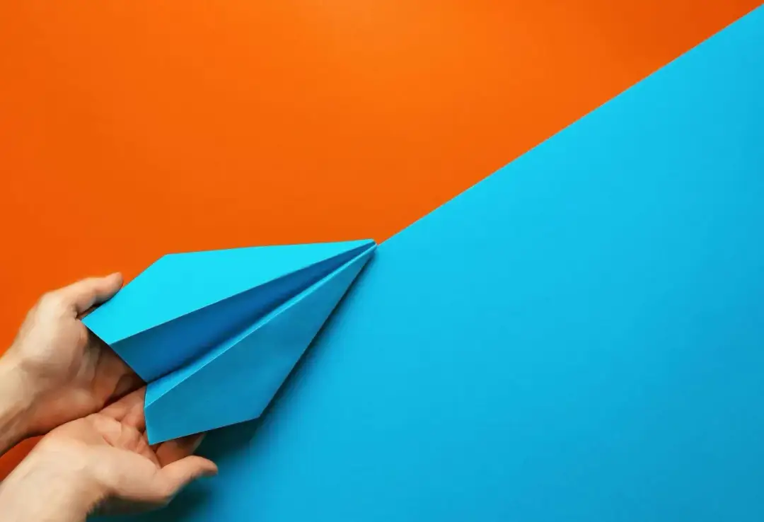 Jak zrobić samolot z papieru? Proste triki na rekordowy lot!