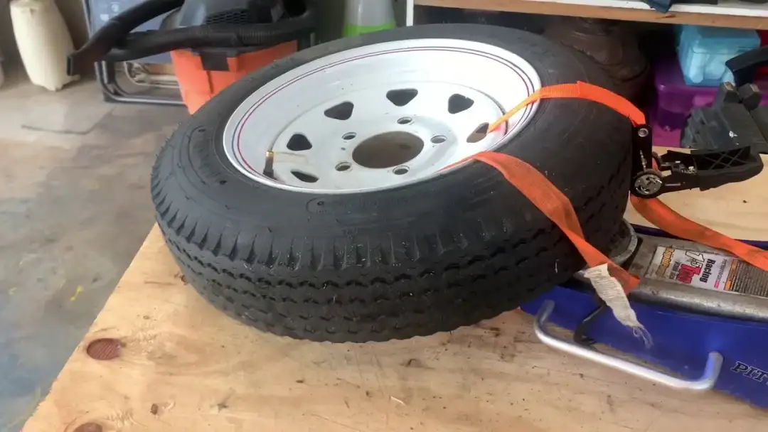 Skuteczne sposoby jak zdjąć oponę z felgi bez maszyny: poradnik domowy
