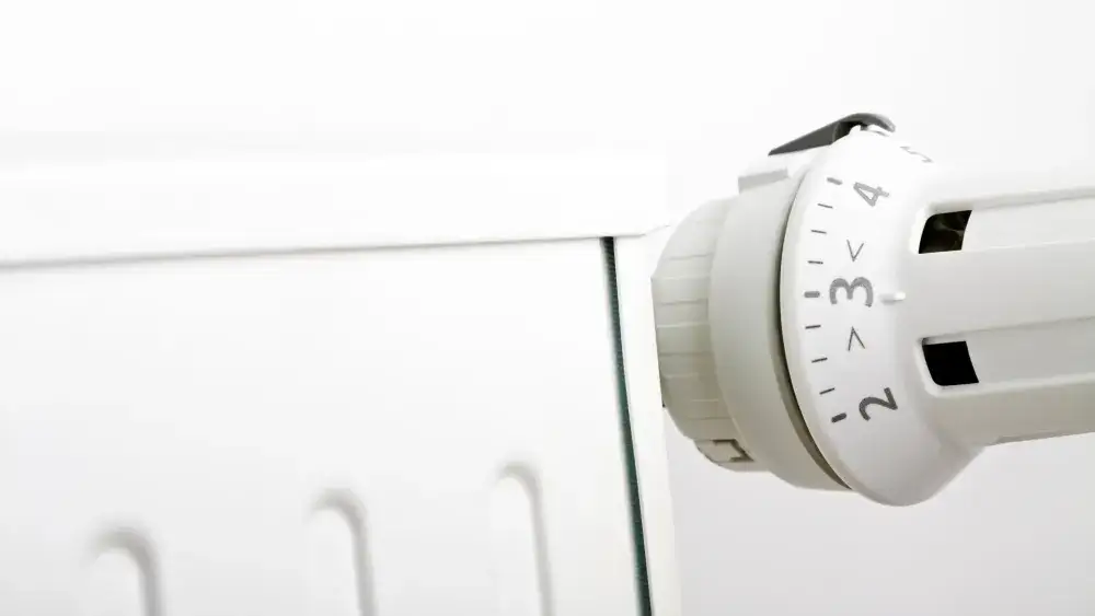 Kiedy wyłączyć ogrzewanie w domu, aby uniknąć wysokich kosztów?