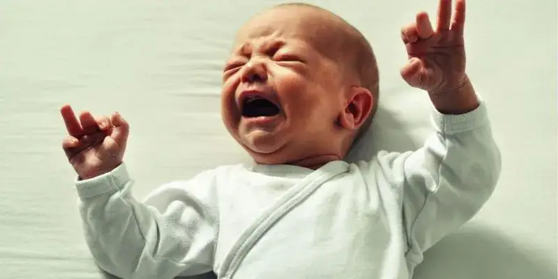 Wzmożone napięcie mięśniowe u niemowlaka: niepokojące objawy, które musisz znać