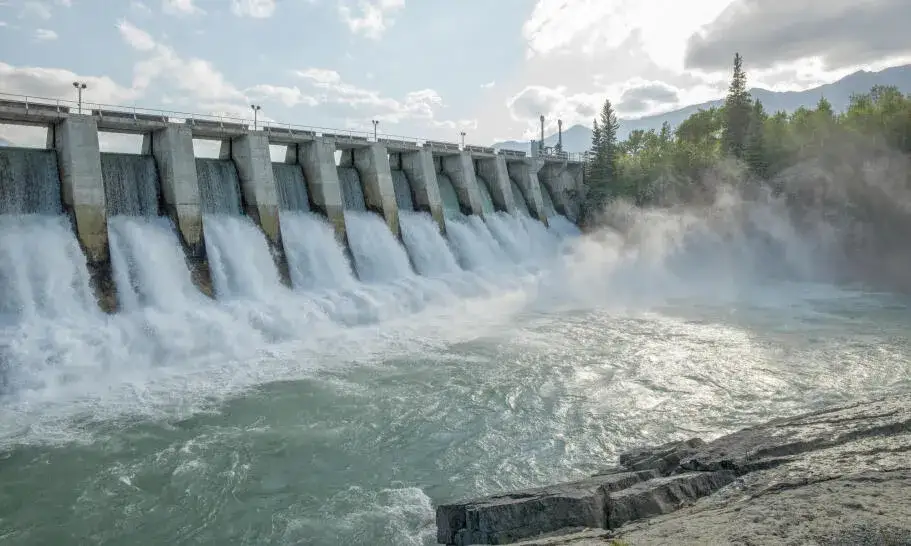 Wady energii wodnej: ukryte zagrożenia i koszty, które musisz znać