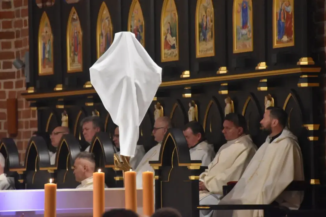 Ile trwa msza bierzmowania? Poznaj czas trwania i ważne szczegóły