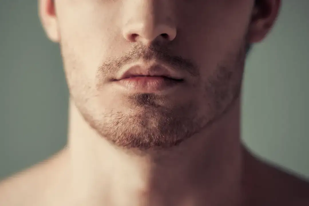 Czy golenie przyspiesza zarost? Odkryj prawdę o wzroście włosów