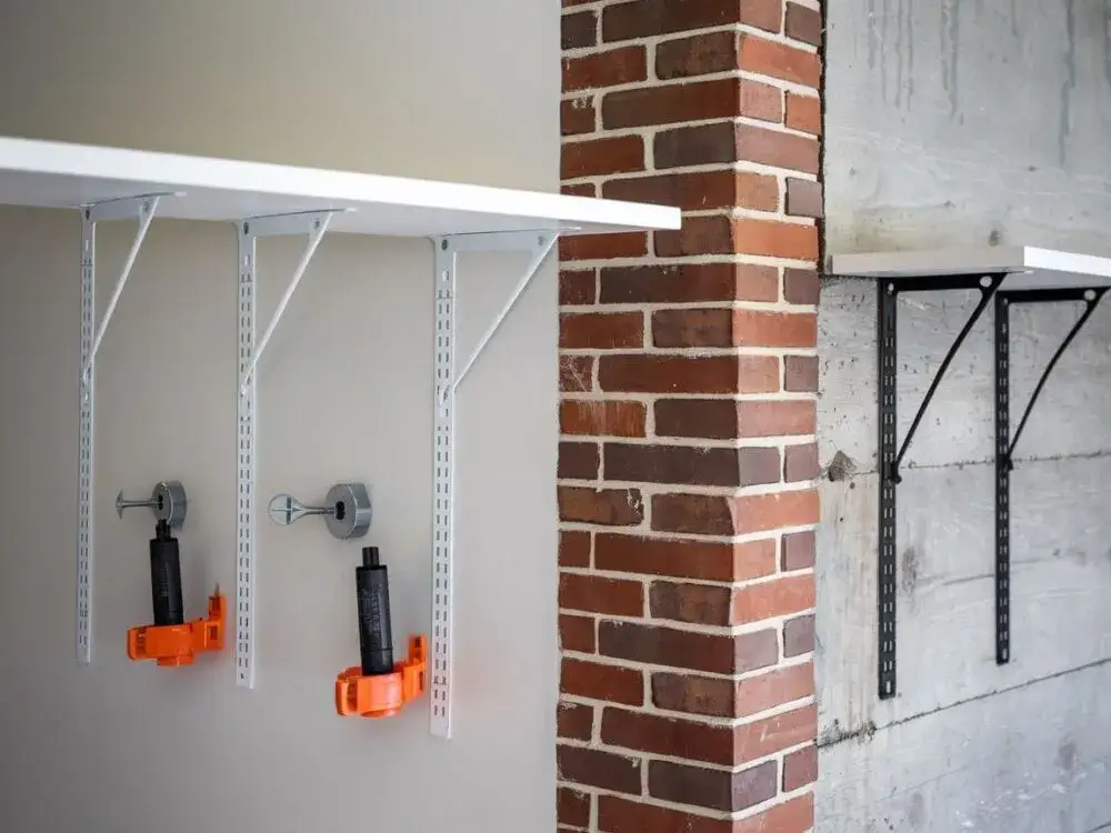 Jak przykręcić szafkę do ściany bez ryzyka uszkodzeń i wypadków