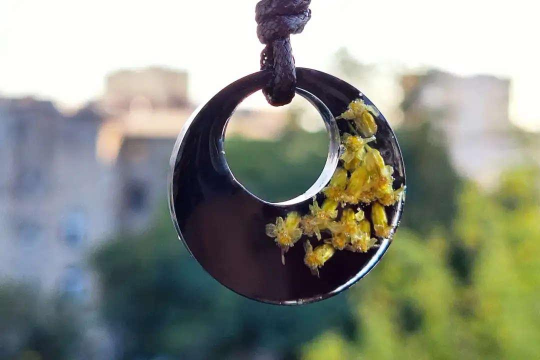 Jak zrobić ozdoby z żywicy epoksydowej - proste kroki i porady