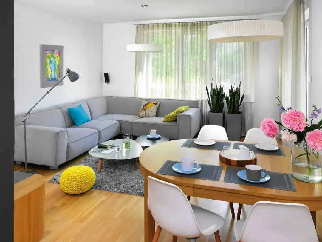 Jak urządzić salon z balkonem: 8 praktycznych porad i inspiracji