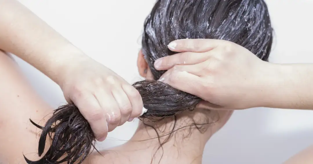 Maska do włosów codziennie? Kiedy to błąd, a kiedy ratunek!