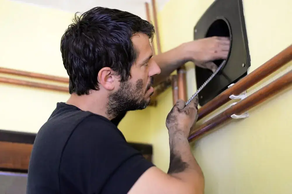 Co sprawdza kominiarz przy odbiorze budynku i jak uniknąć problemów