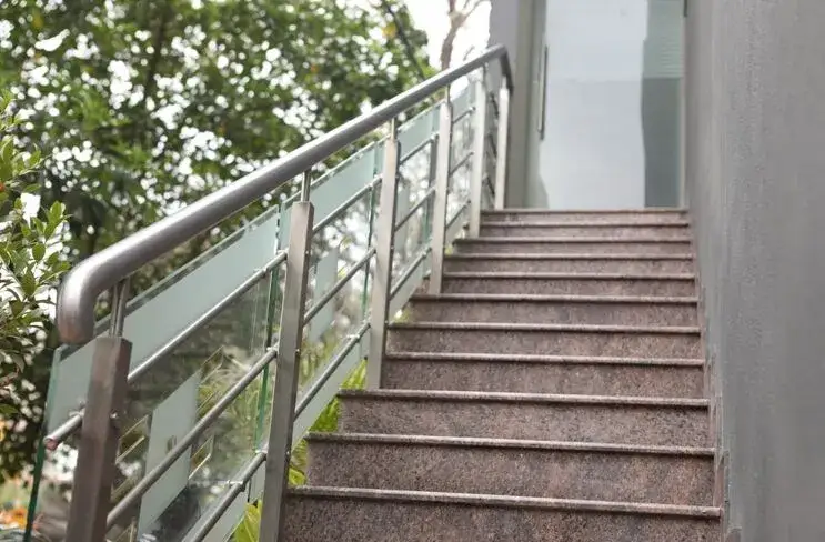 Co ile słupek balustrady? Kluczowe odległości dla bezpieczeństwa