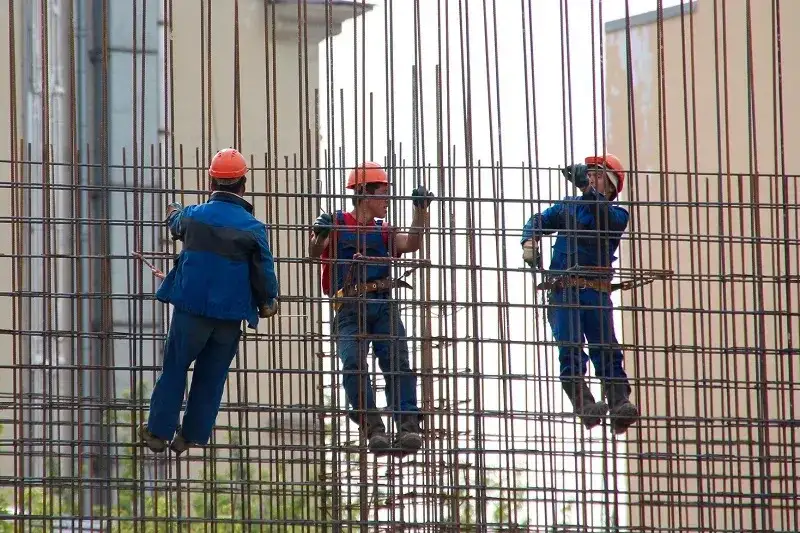 Zasady zbrojenia słupów żelbetowych: kluczowe techniki i wymagania