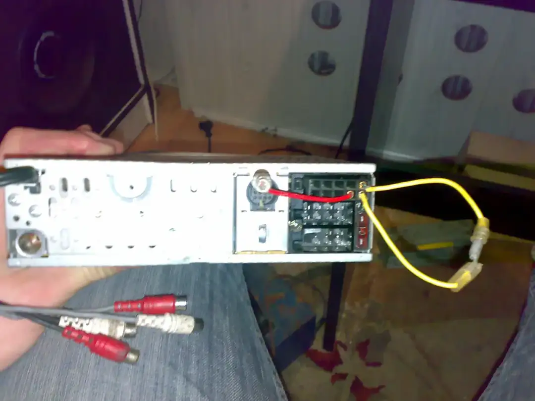 Jak podłączyć radio samochodowe do zasilacza 12V? Prosty poradnik