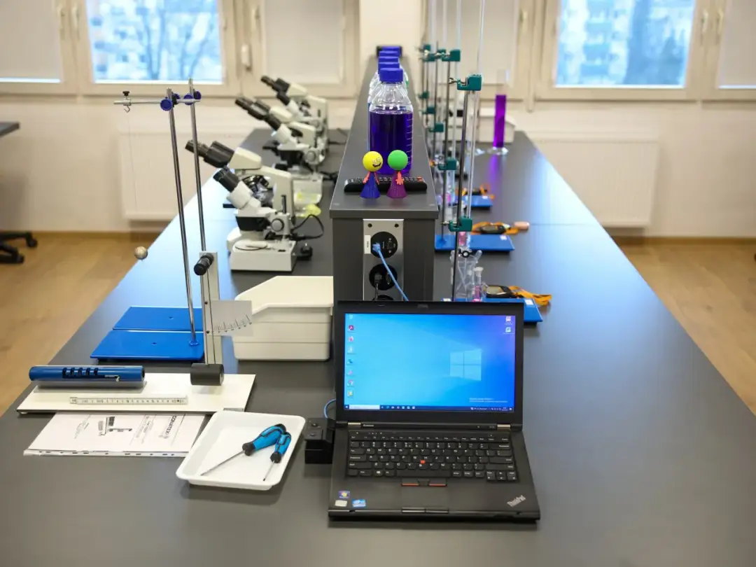 Zarobki w laboratorium kryminalistycznym: Realia, pensje i kariera