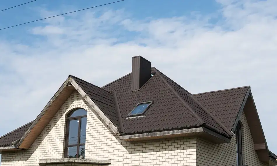 Dach czarny czy antracyt – który wybór jest lepszy dla Twojego domu?