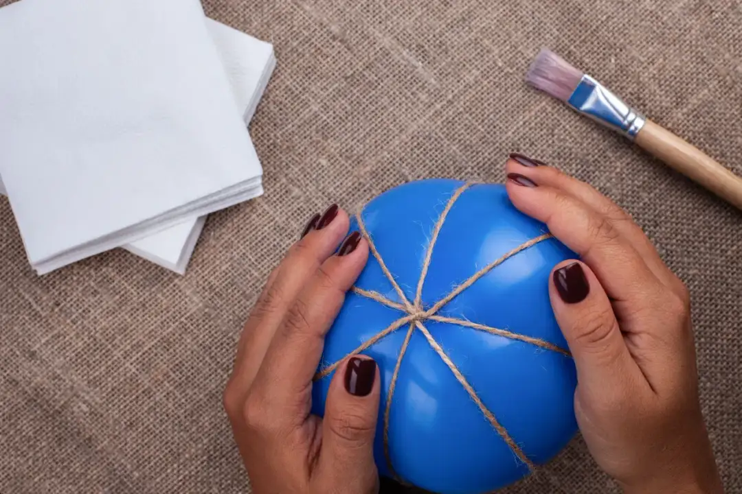 Zabawy sensoryczne dla dzieci: Jak wspierać rozwój? Pomysły DIY.