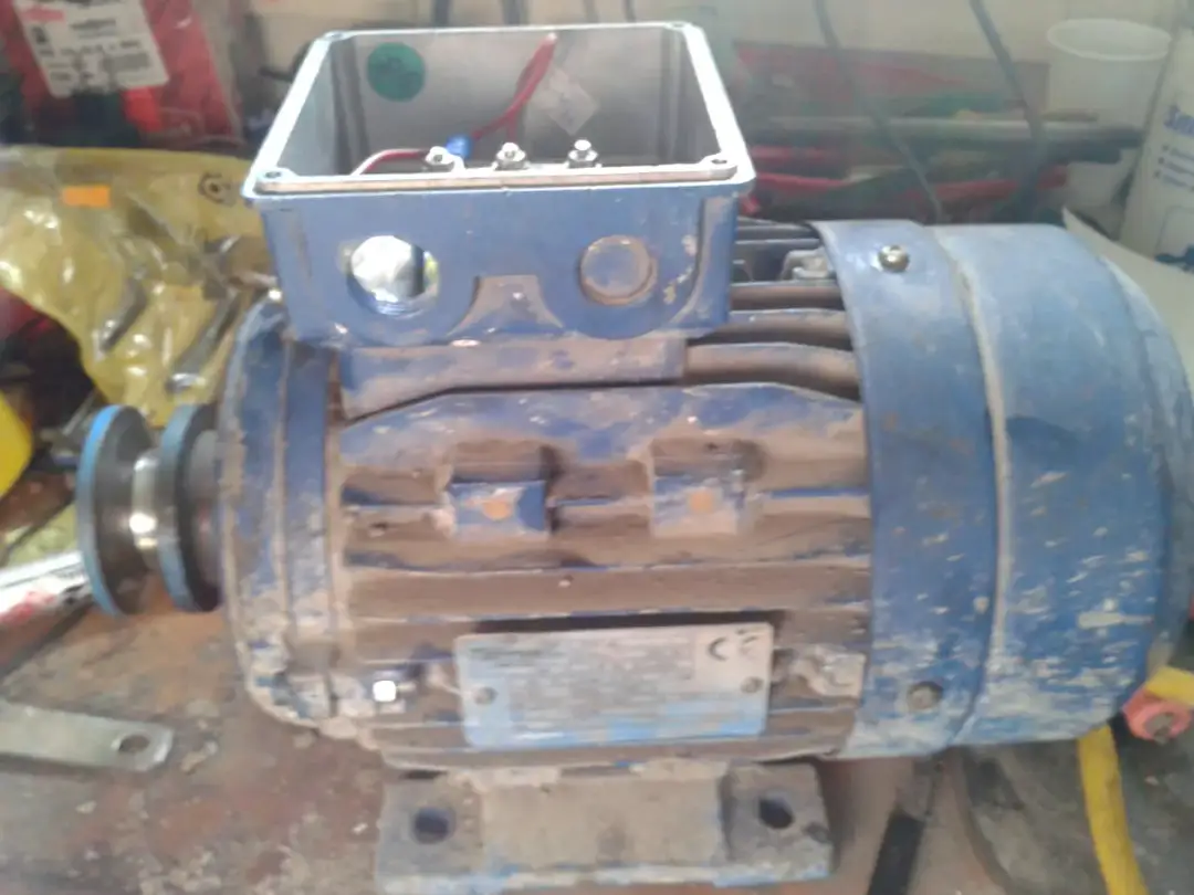 Jaki silnik do betoniarki 230V wybrać, aby uniknąć problemów?