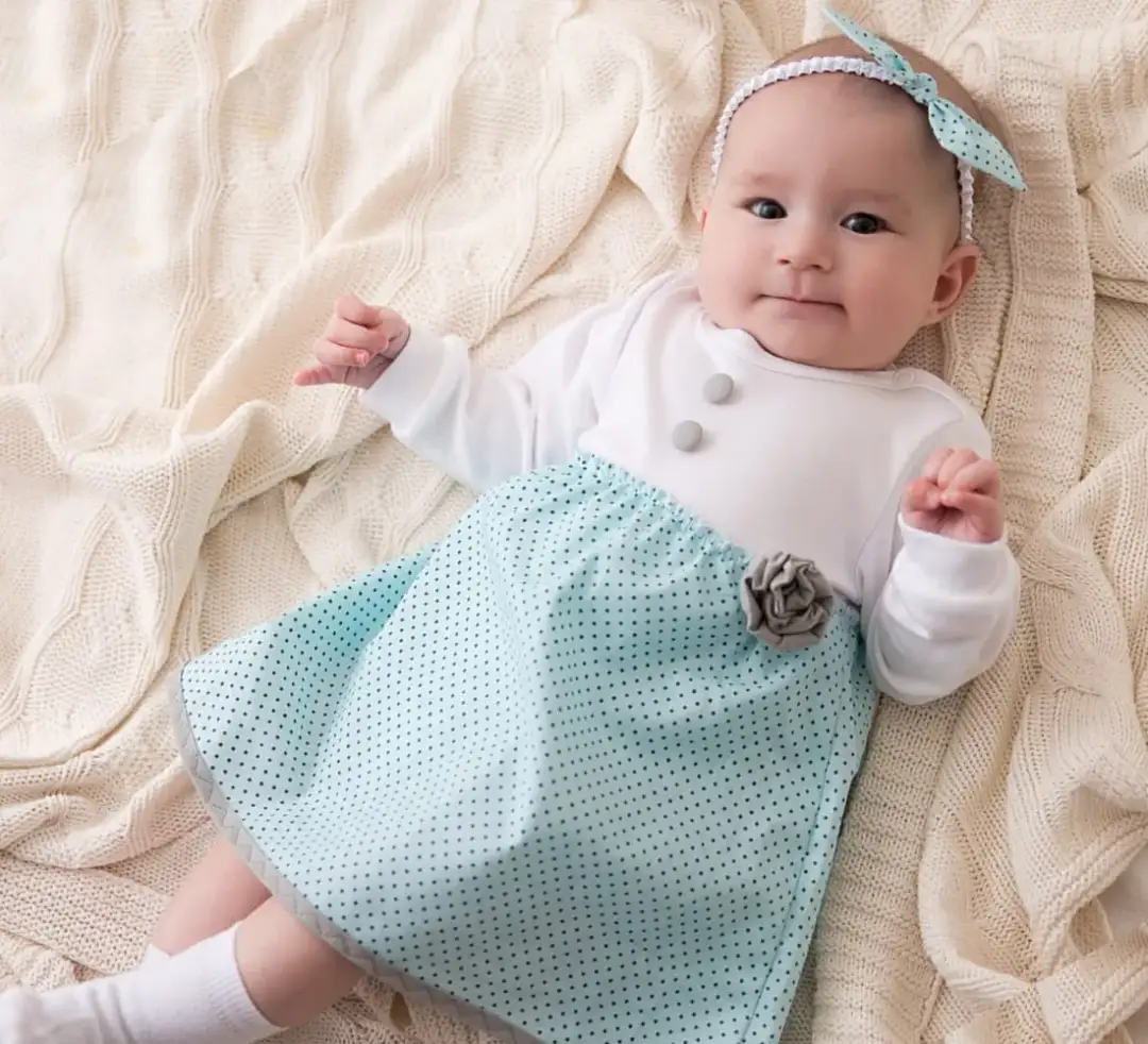 Sukienki niemowlęce Smyk – wygodne i modne ubranka dla maluszków