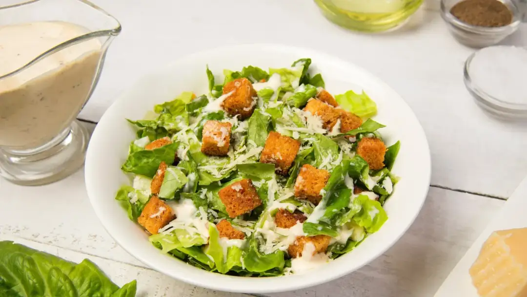 Jak zrobić sałatkę Cezar, która zaskoczy Twoich gości smakiem