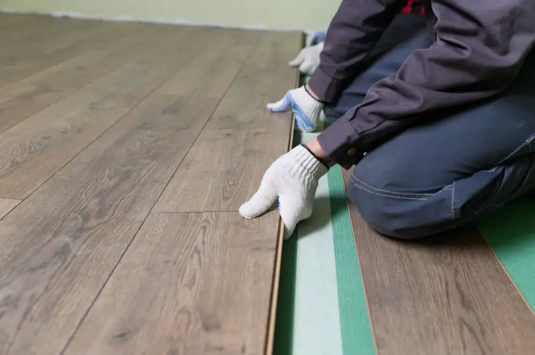 Jakie panele podłogowe? Forum radzi: Winyl, laminat, AC4, AC5