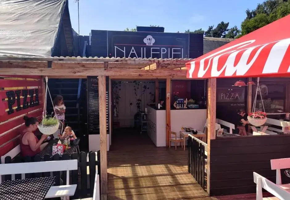 Gdzie zjeść w Dębkach? 10 najlepszych miejsc na pyszny posiłek