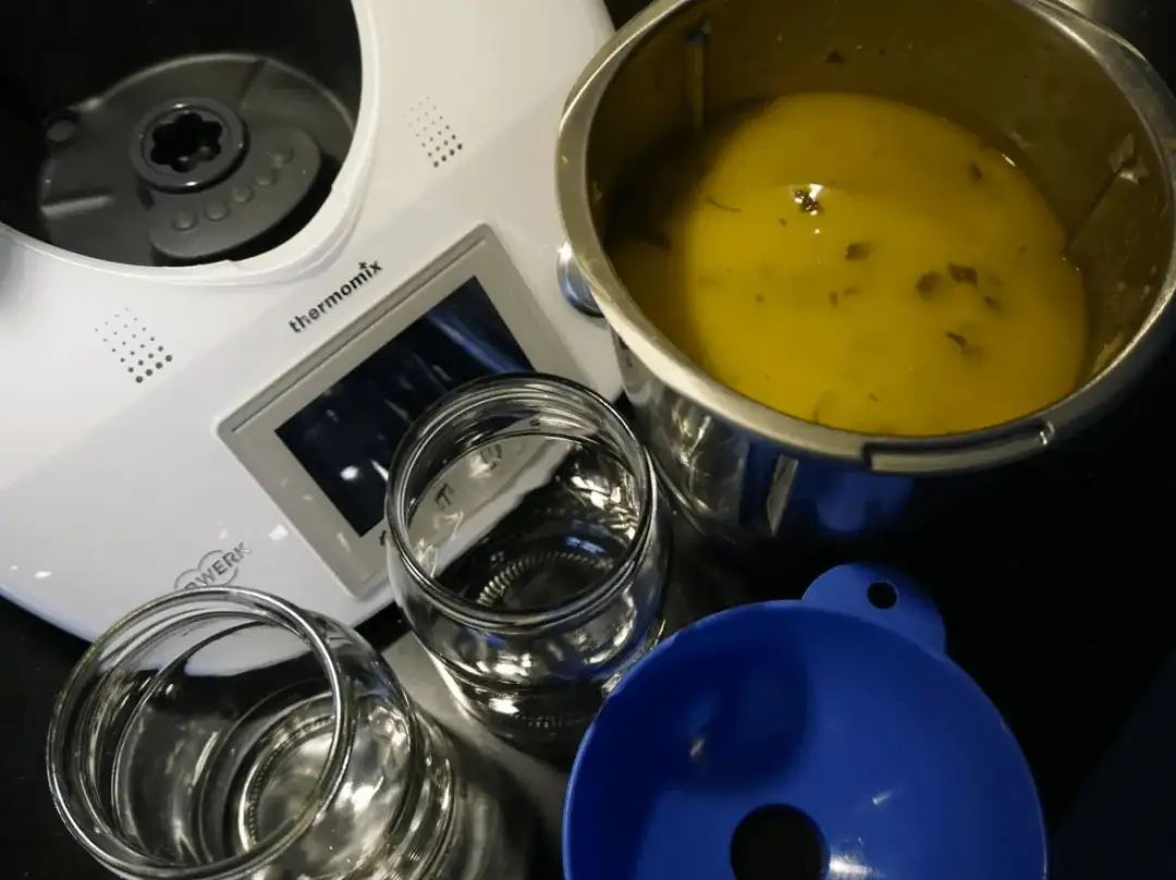 Czy można zamrozić zupę w słoiku? Uniknij pęknięcia słoika i błędów