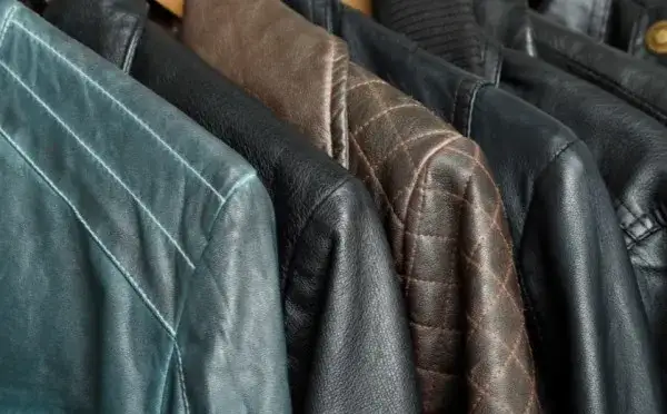 Skuteczne metody jak czyścić kurtkę ze skóry i uniknąć zniszczeń