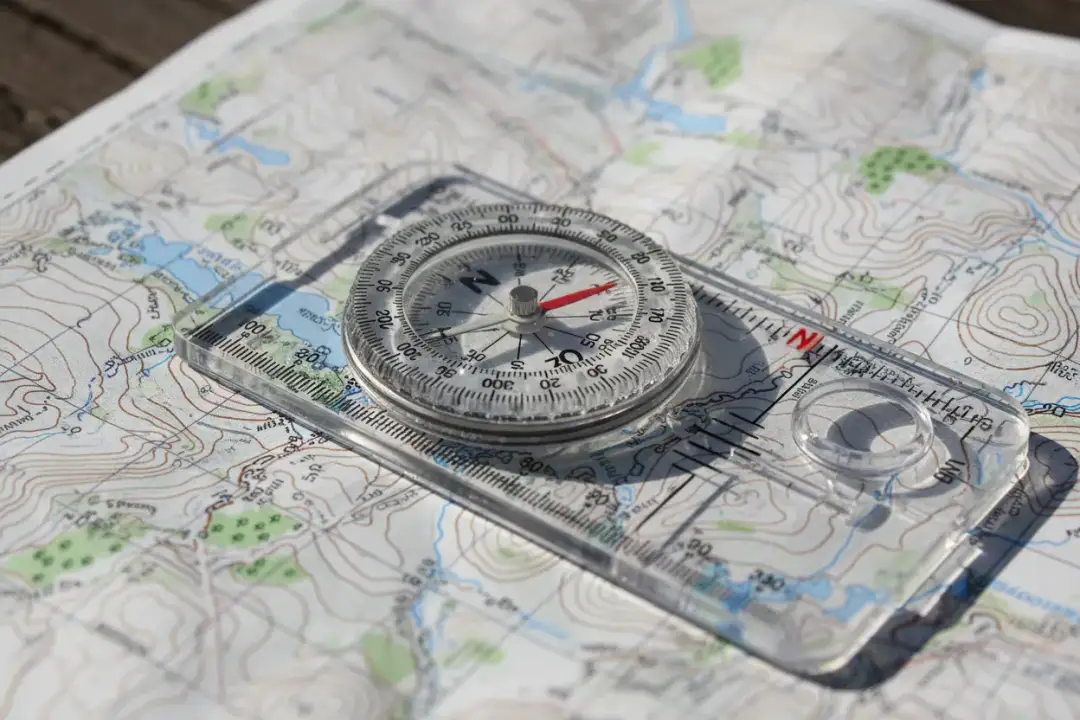 Kompas: Opanuj nawigację bez GPS i zawsze znajdź drogę